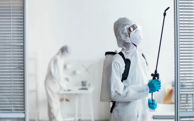 Sanificazione professionale di un ambiente di lavoro con prodotti certificati